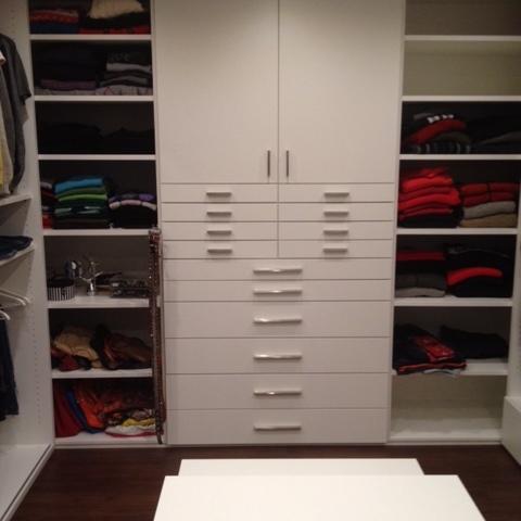 Begehbare Ankleide aus weißem Holz