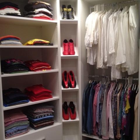 Begehbarer Kleiderschrank aus weißem Holz