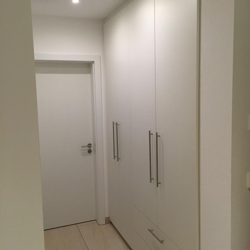 Weißer Einbauschrank im Flur
