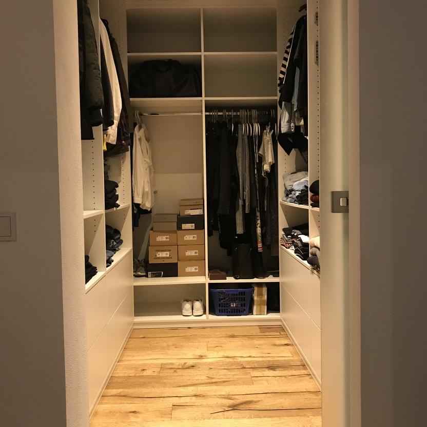 Individuell gestalteter, begehbarer Kleiderschrank
