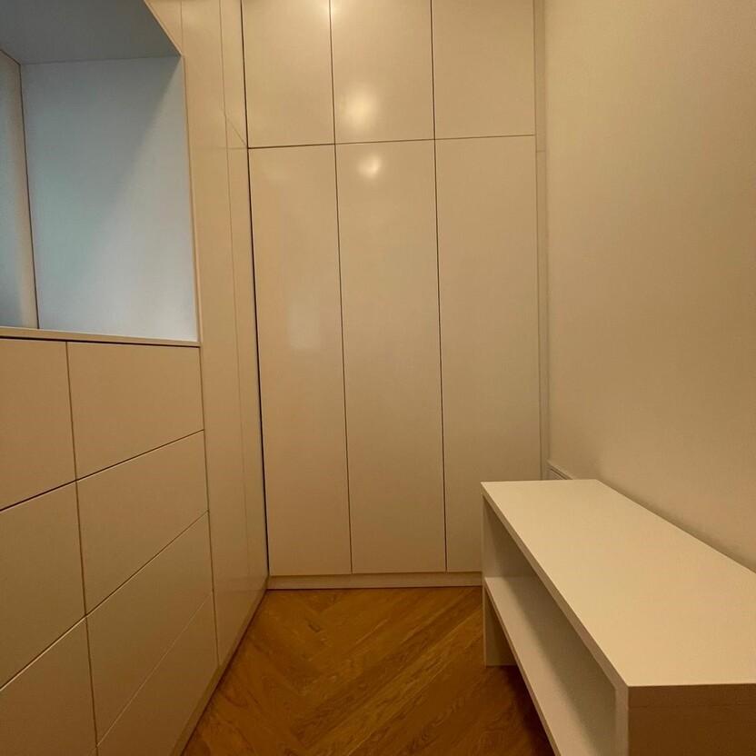 Einbauschränke mit glänzend weißer Oberfläche