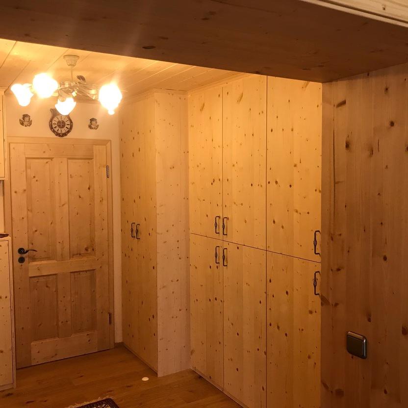 Einbauschrank aus Massivholz