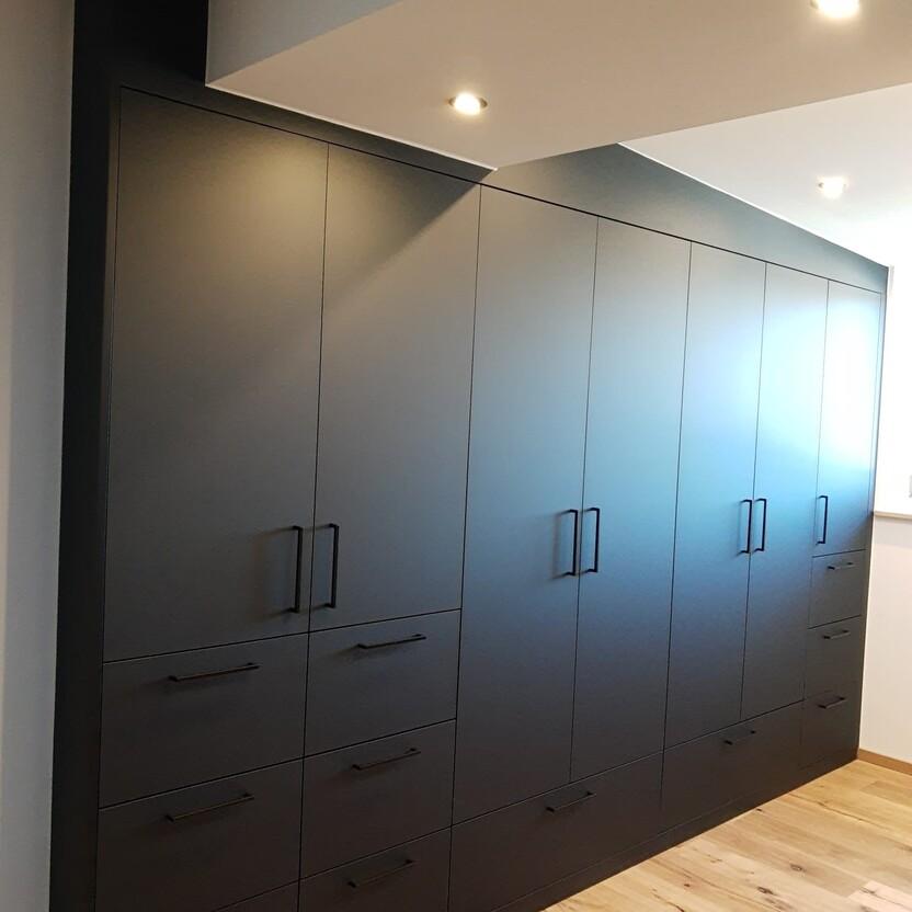 Kleiderschrank nach Maß schwarz