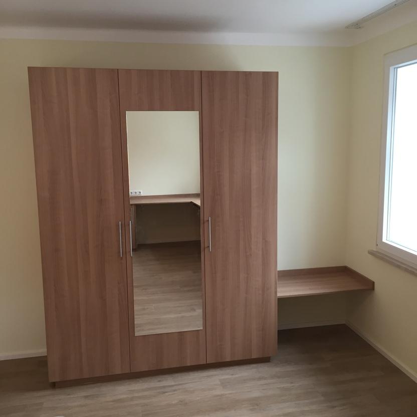 Kleiderschrank mit Spiegeltür aus Holz