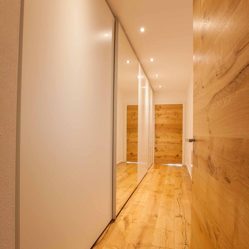 Kleiderschrank mit Schiebetüren und Spiegel