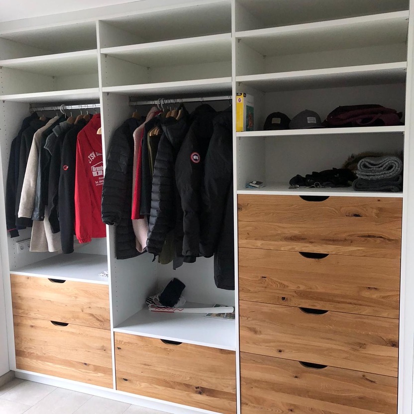 Offener Kleiderschrank mit Holzschubladen