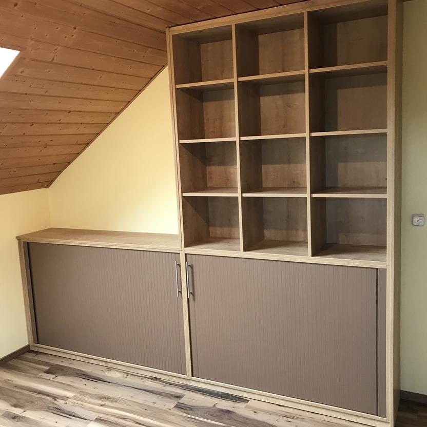 Dachschrägen-Kleiderschrank aus Holz