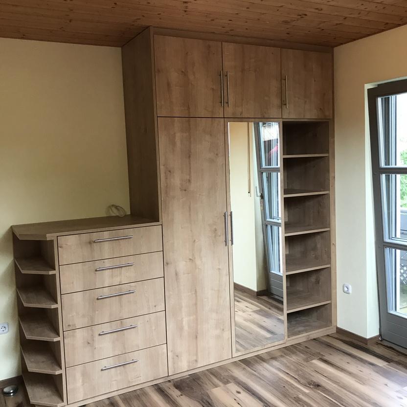 Kleiderschrank aus Holz mit Zusatzelement