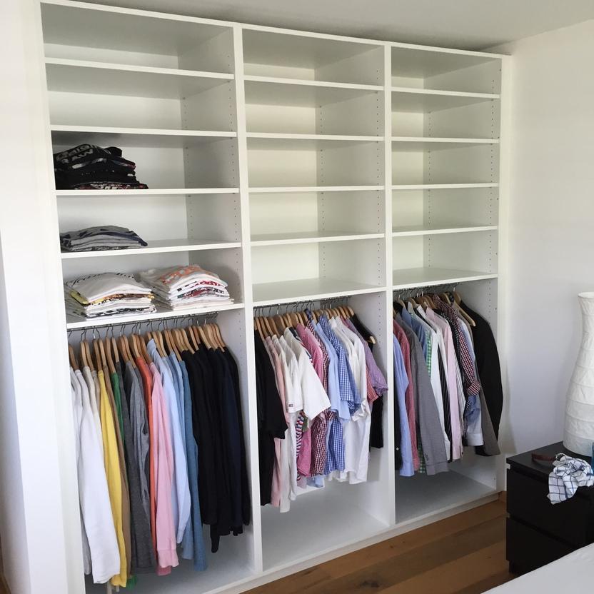 Kleiderschrank mit Fächern und Kleiderstangen
