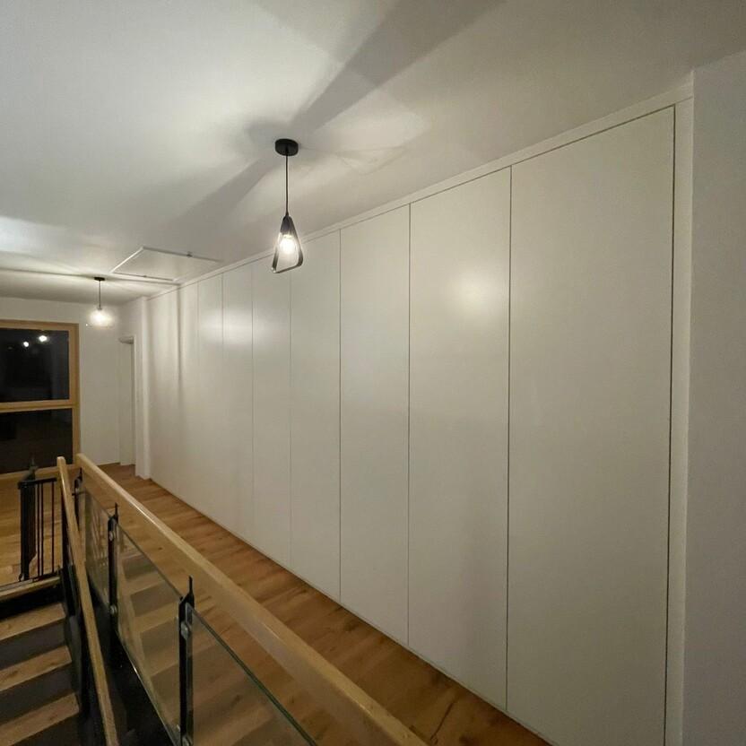 Flurschrank mit weißen Fronten