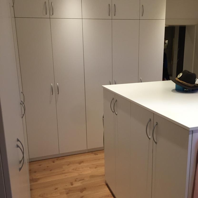Ankleide mit weißem Kleiderschrank nach Maß