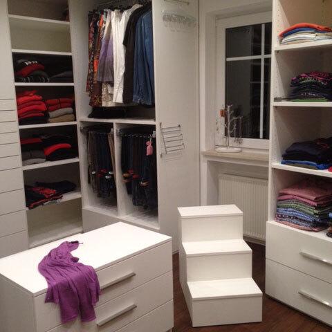 Begehbarer Kleiderschrank nach Maß aus weißem Holz