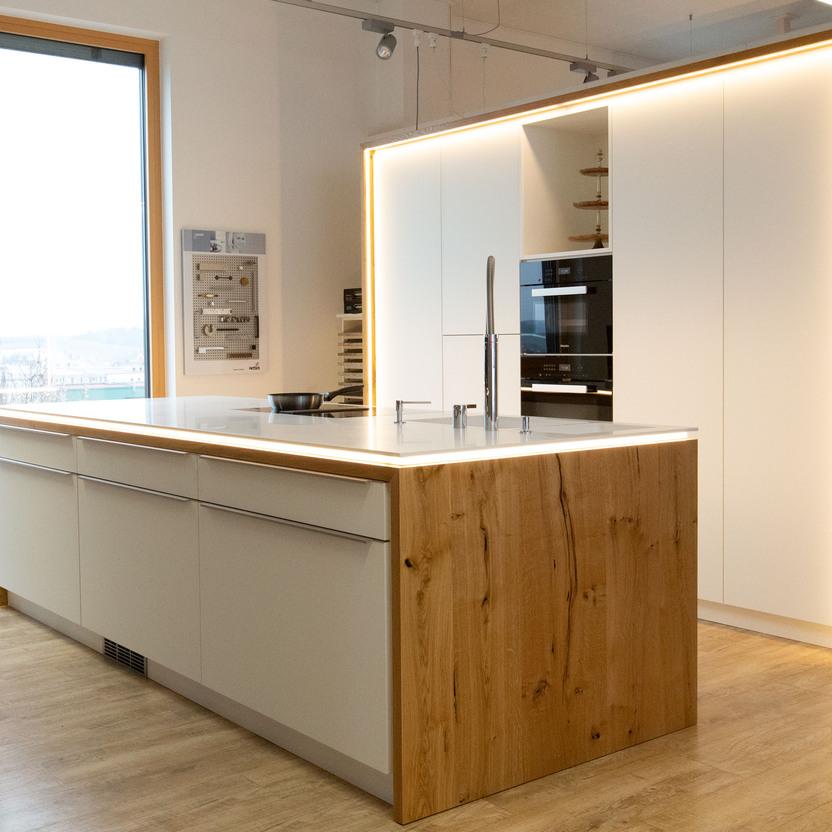 Austellung Holz Weiß