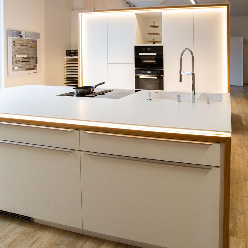 Austellung Holz Weiß