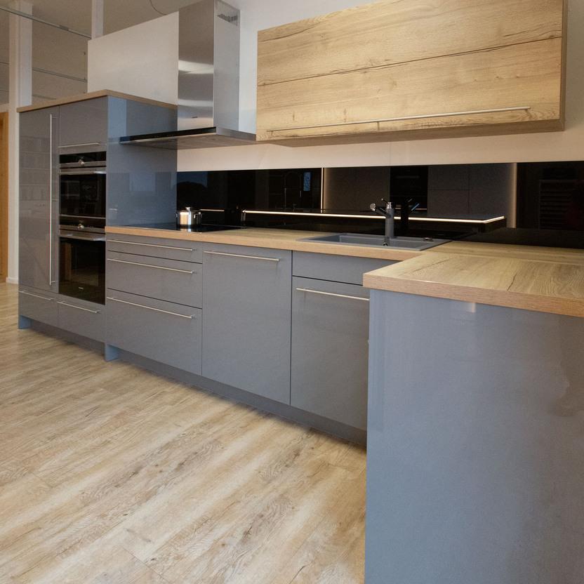 Austellung Holz Weiß