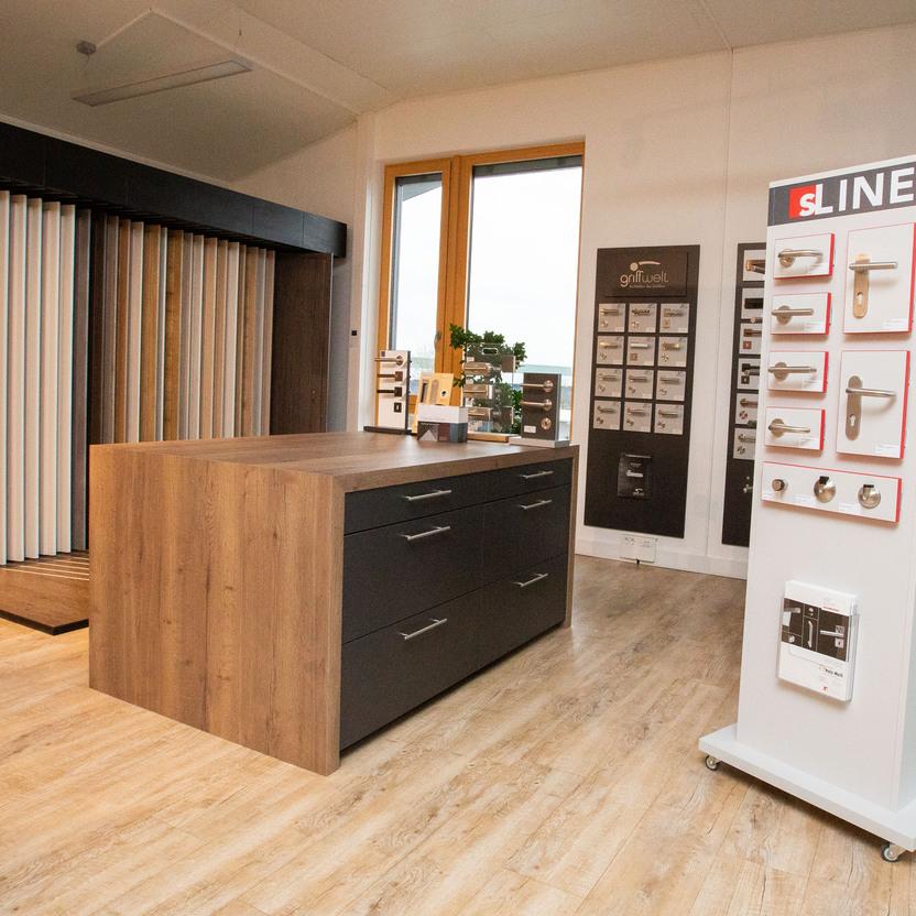 Austellung Holz Weiß