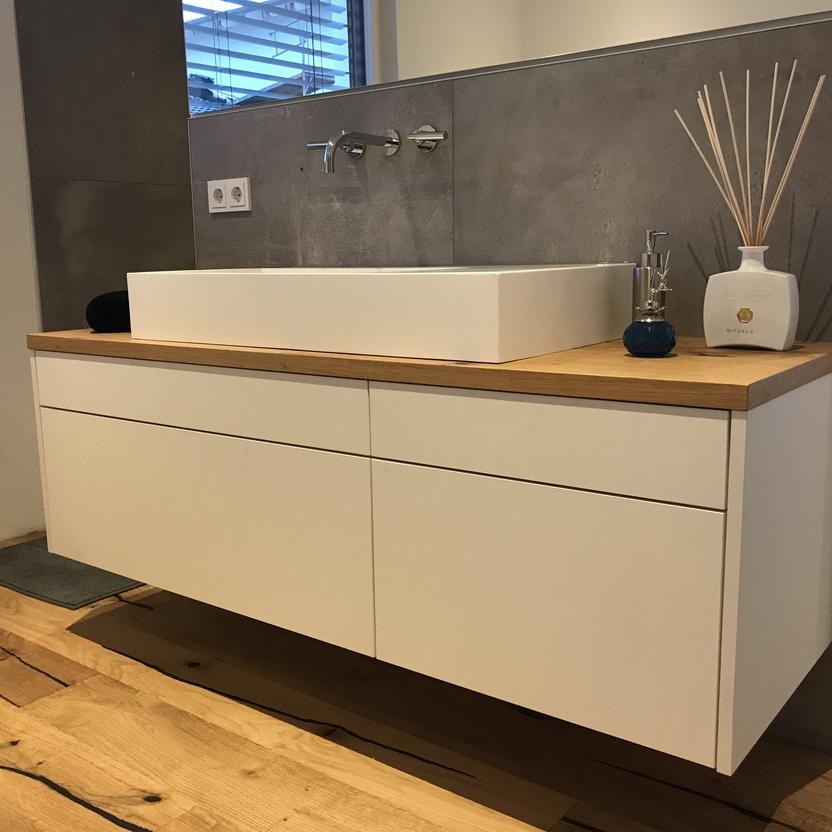Weißer Badezimmerunterschrank mit Holzakzent, Aufsatzbecken und Dekor
