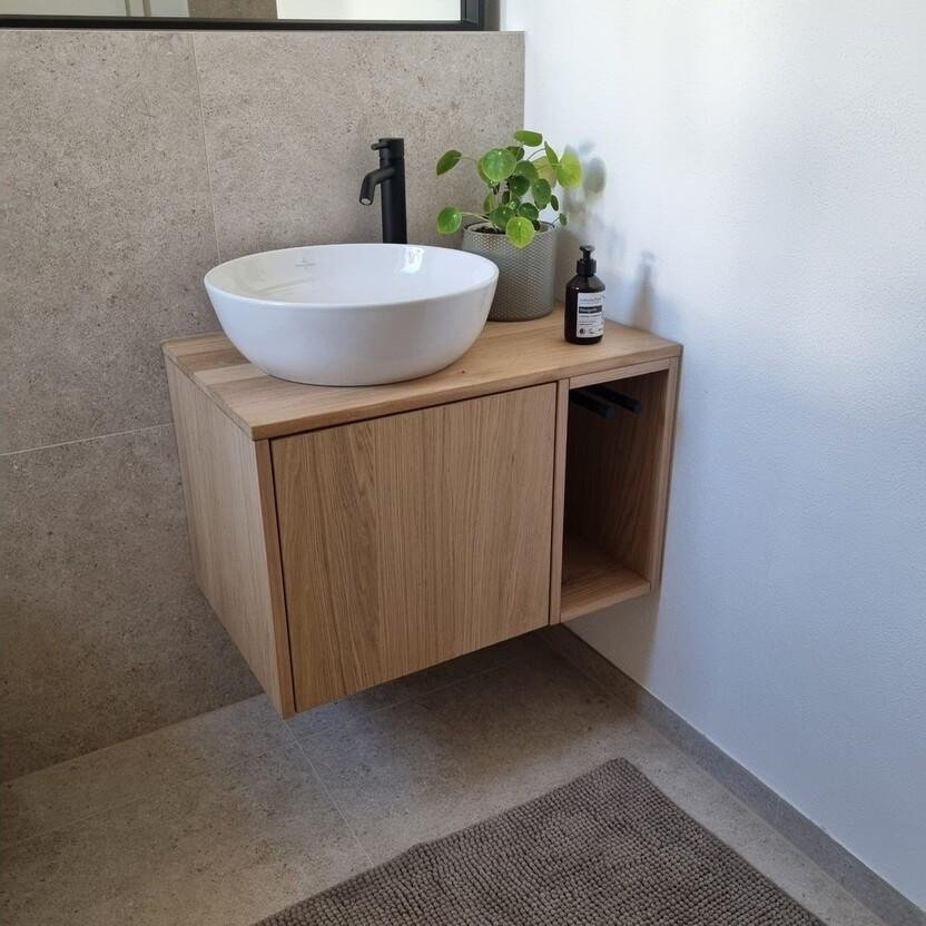 Kompakter Waschtischunterschrank aus Eiche mit Aufsatzbecken und offener Ablage im modernen Bad.