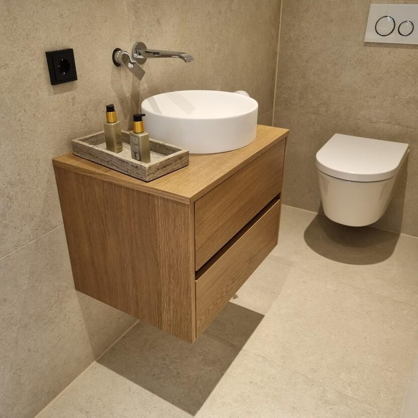 Hängender Waschtischunterschrank aus Eiche mit Aufsatzwaschbecken und klarer Linienführung.