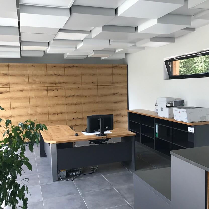 Büromöbel nach Maß mit Schreibtisch, Sideboard und Wandverkleidung aus Holz in einem hellen, modernen Büro