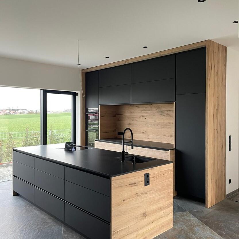 Küchenmöbel in Schwarz mit Holzverkleidung und Kochinsel, modernes Design mit klarer Linienführung