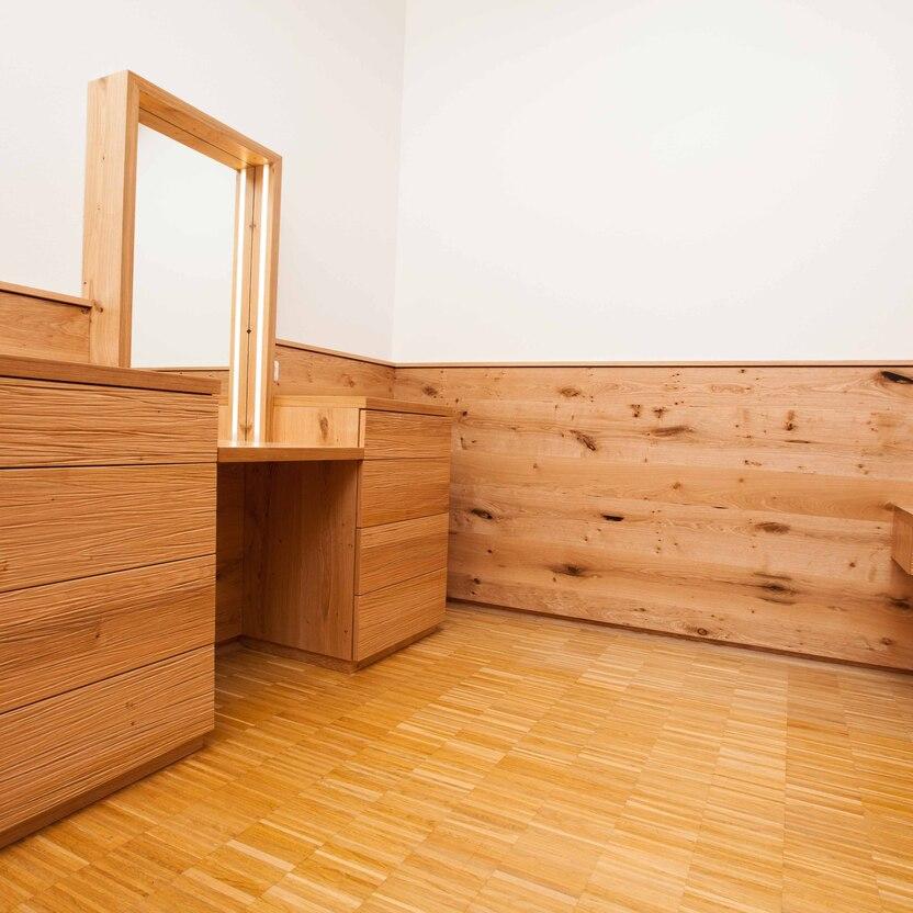 Moderner Schminktisch mit Spiegel und Kommoden aus geölter Eiche im Schlafzimmer.