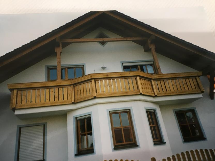 Holzgeländer an Balkon Geländer aus Holz am Balkon