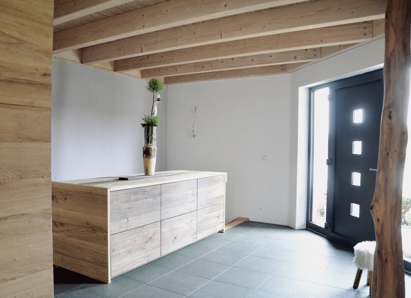 Garderobenmöbel nach Maß aus Holz im Eingangsbereich