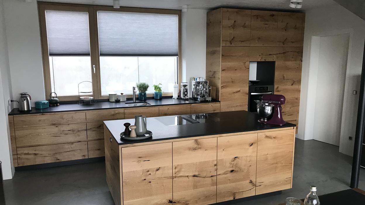 Küche in Holzoptik mit Kochinsel