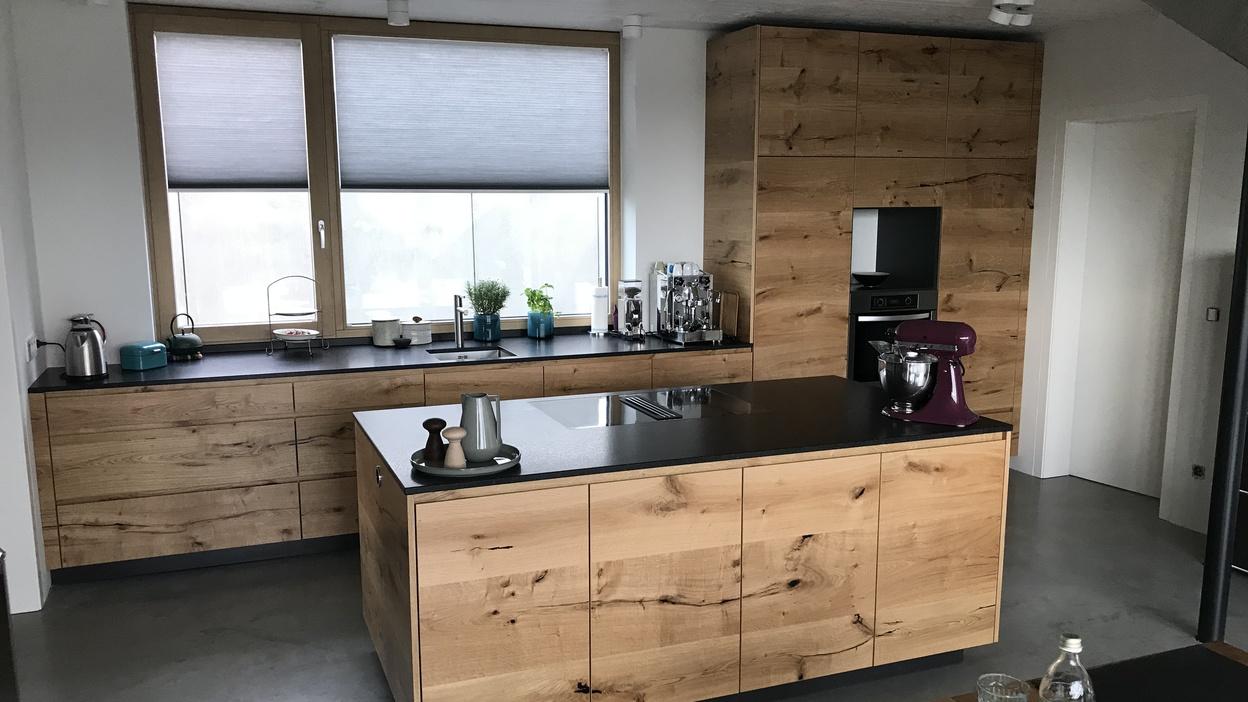 Küche in Holzoptik mit Kochinsel