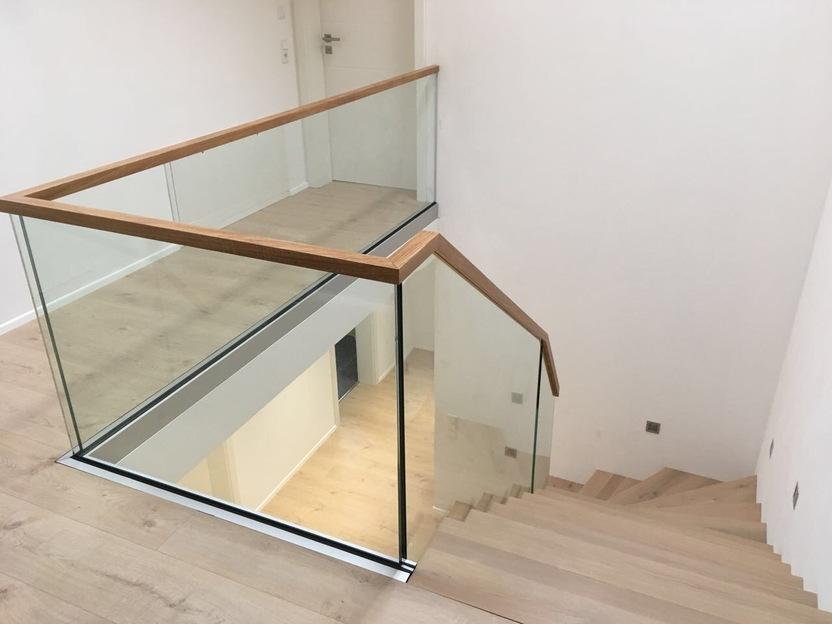 Modernes Glasgeländer Modernes Geländer im Treppenhaus aus Glas