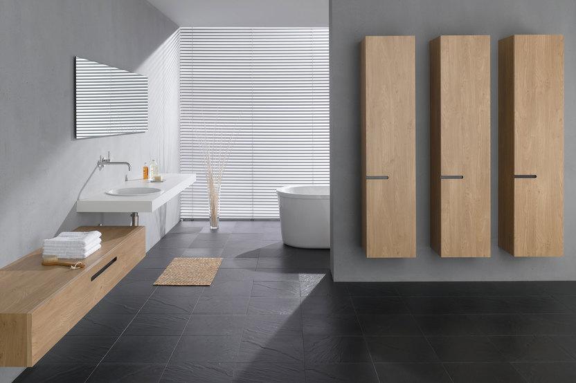 Badezimmerimpression mit drei modernen Schrankelementen auf Trennwand