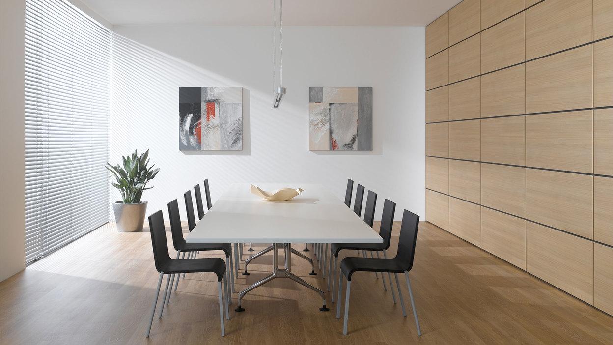 Impression eines Konferenzraumes im Hotel Impression eines Konferenzraumes im Hotel mit Einbauschrank aus Massivholz und weißem Konferenztisch